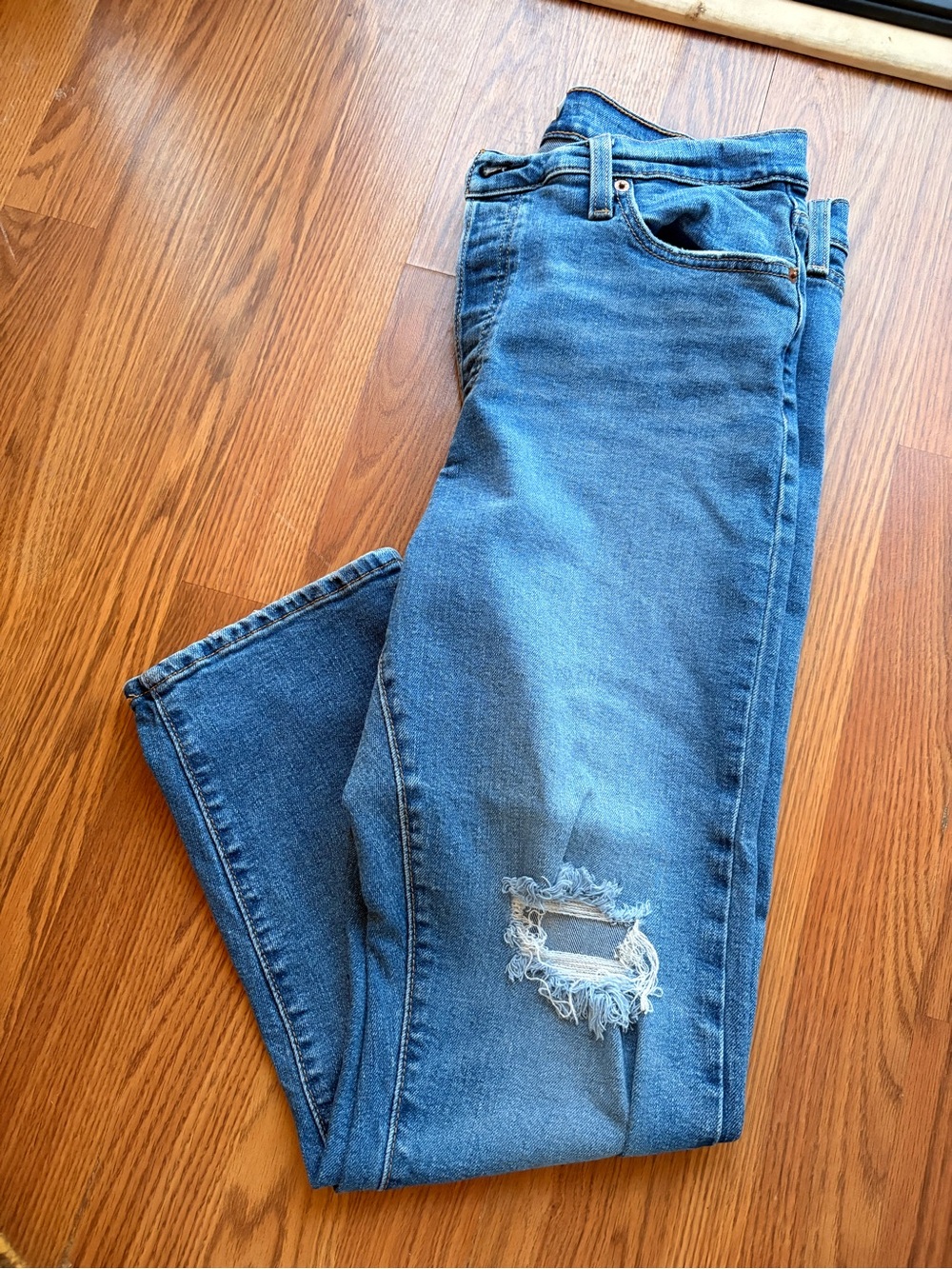 Levi's Women's Blue Wedgie Straight-Leg Jeans with Knee Rip - Like New